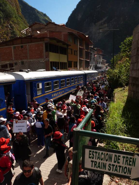 Chegada movimentada à estação de trem de Aguas Calientes, próxima à Machu Picchu, no Peru